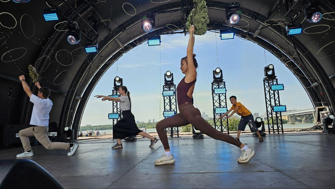 Фото Гигантская яичница и турнир по ловле рыбы. Опубликованы кадры масштабного «Пикник феста» на Михайловской набережной 17 - Сиб.ФМ Фото Гигантская яичница и турнир по ловле рыбы. Опубликованы кадры масштабного «Пикник феста» на Михайловской набережной 17